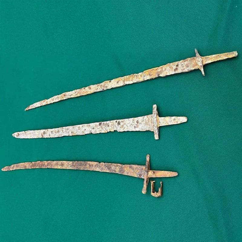 Илья Бубнов: Америка предоставила Украине 3 древних меча и каменный топор, которые датируются 3-6 веками до н. э