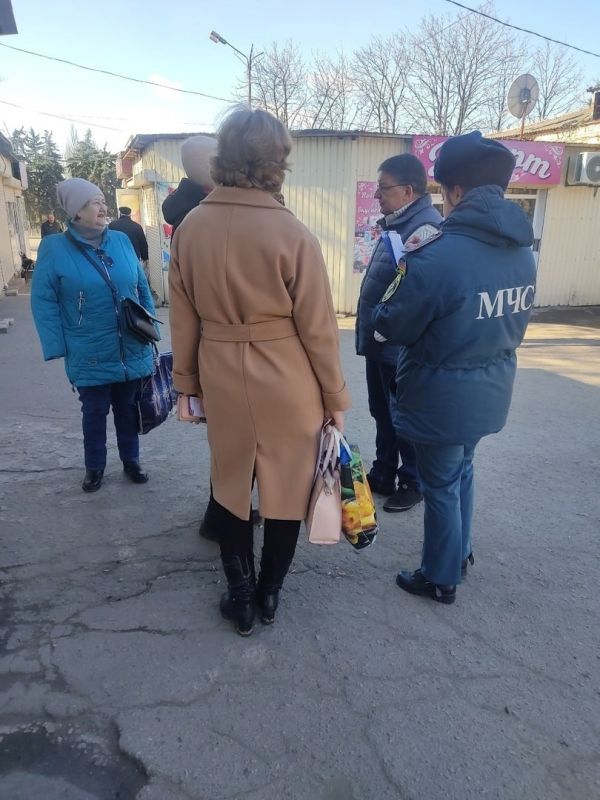 13 марта 2023 года, согласно утвержденному плану-графику, по ул. Ильича, район ДП «Республиканский рынок № 26 /1» ГП «Рынки Донбасса», глава администрации города Юнокоммунаровска Валов Сергей Иванович провел сход граждан