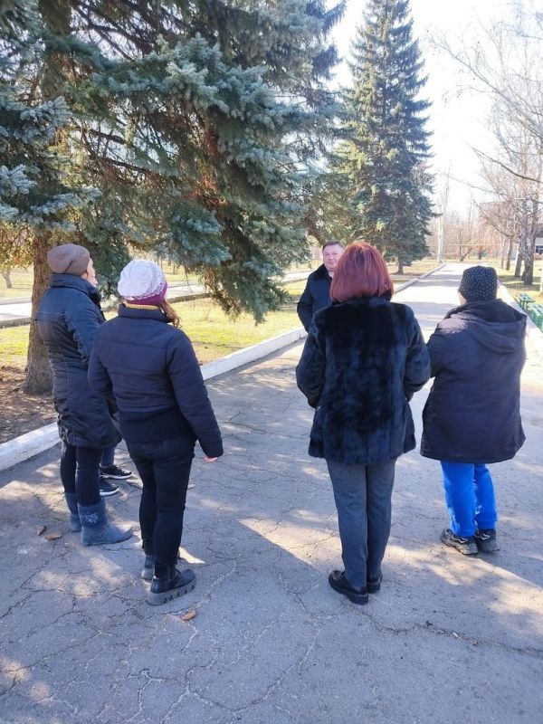 14 марта 2023 года, согласно утвержденному плану-графику, по ул. Ильича, в районе Мемориального сквера «Шахтерская Слава» заместитель главы администрации города Юнокоммунаровска Витрук Игорь Васильевич провел сход граждан