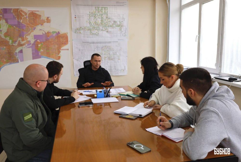 Илья Бубнов: Вместе с командиром Республиканских молодёжных студенческих отрядов Александрой Кульгиной встретились с Первым заместителем главы администрации города Мариуполя Дмитрием Бердниковым