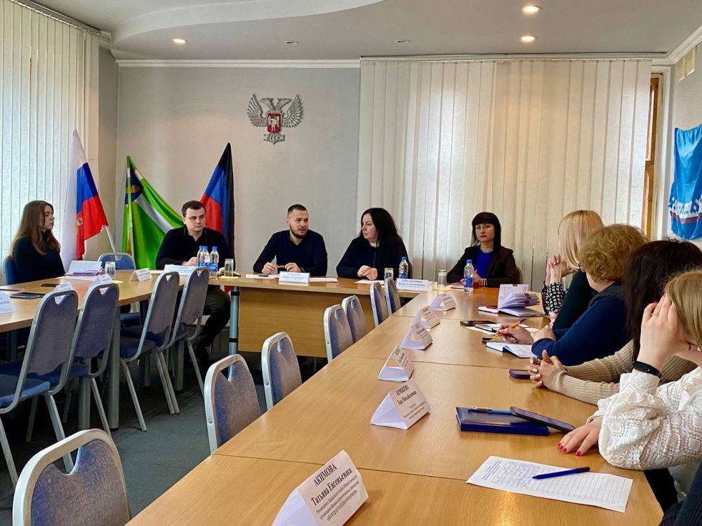 Виктория Жукова: Провели рабочую встречу с Министром молодежи Кириллом Макаровым, а также с представителями общественных организаций Большого Харцызска