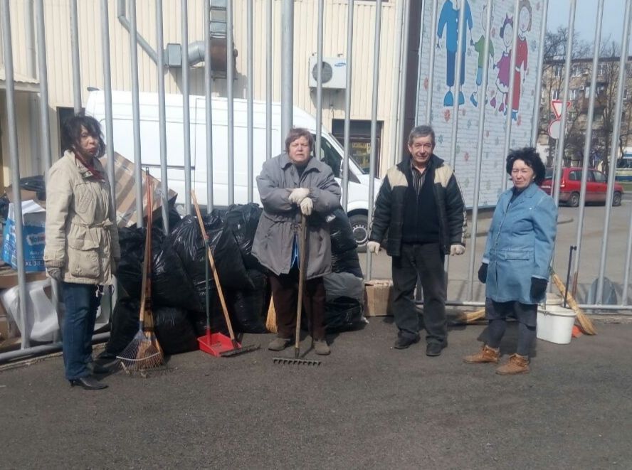 Василий Ткачук: В рамках проведения акции «Чистый четверг» силами предприятий, учреждений, организаций Калининского района г. Донецка организована уборка и наведение чистоты в районе
