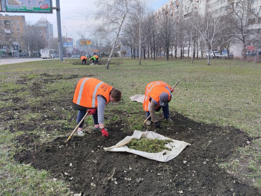 Василий Ткачук: Силами Муниципального унитарного предприятия администрации г. Донецка "Зеленого строительства Калининского района г. Донецка" продолжаются работы по наведению чистоты и порядка на цветочных клумбах по проспекту Ильича