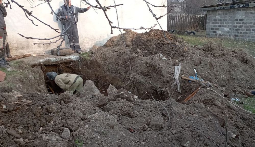 Василий Ткачук: Силами ЖЭУ № 1 Муниципального унитарного предприятия администрации г. Донецка "Управляющая компания Калининского района г. Донецка" ведутся работы по замене ввода системы холодного водоснабжения в дом № 21 по улице Калашникова