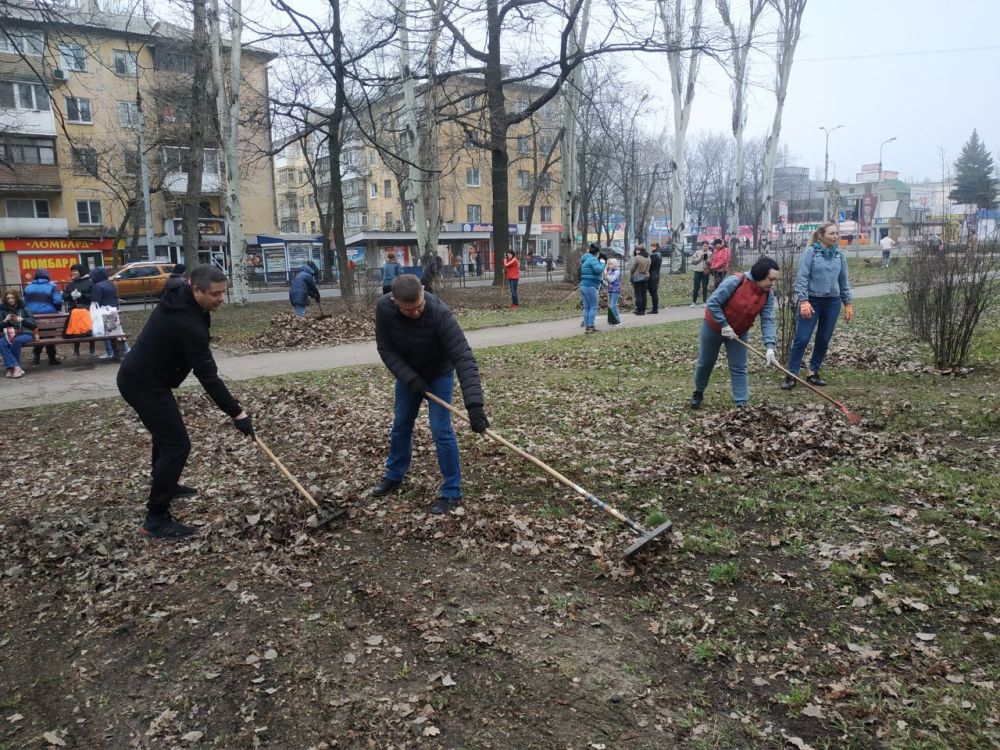Василий Ткачук: Городской субботник. В субботу, 25 марта, в Калининском районе г. Донецка состоялся городской субботник. В работе по наведению чистоты и порядка на территории района приняли участие более 500 жителей