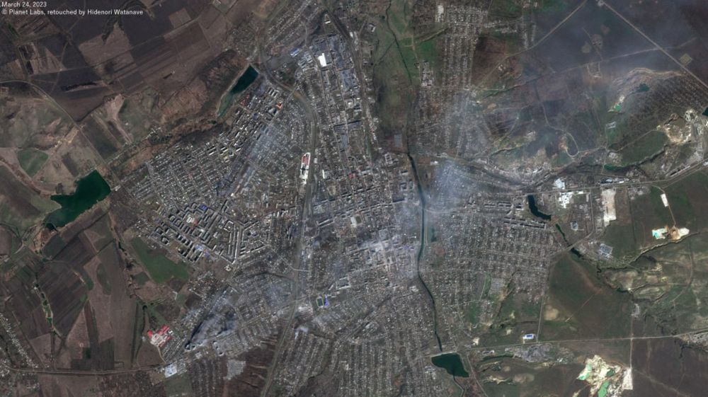 Юрий Котенок: Спутниковые снимки Бахмута, сделанные 24-25 марта 2023 г. Отчетливо видны следы боёв и дым от пожаров