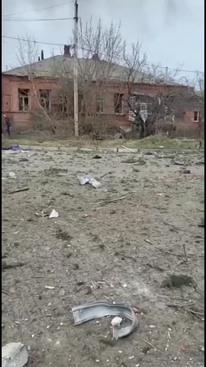 Юрий Котенок: Военкомат в Славянске после утреннего удара ВС РФ. В местных соцсетях пишут о большом количестве "двухсотых" - накануне в здание заехала свежая порция украинских боевиков