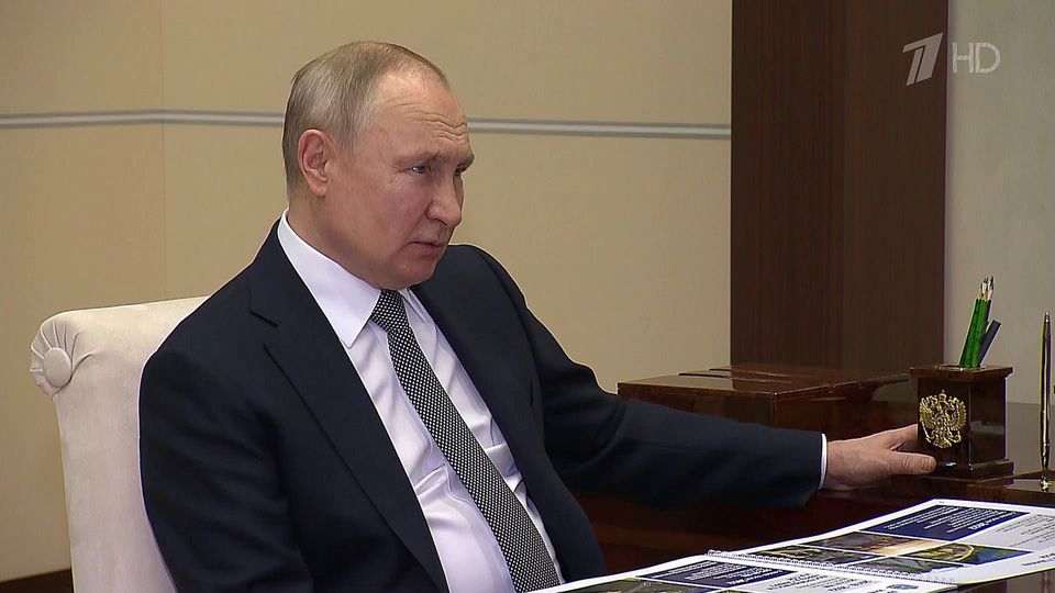 Владимир Путин обсудил развитие Самарской области с главой региона Дмитрием Азаровым