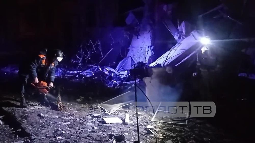 Число пострадавший в результате обстрела ВСУ Киевского района Донецка может увеличиться, передаёт военкор RT Роман Косарев @corrkosarev