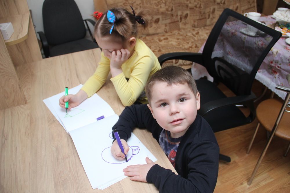 Денис Пушилин и Мария Львова-Белова навестили одну из донецких семей, оказавшуюся в сложной жизненной ситуации