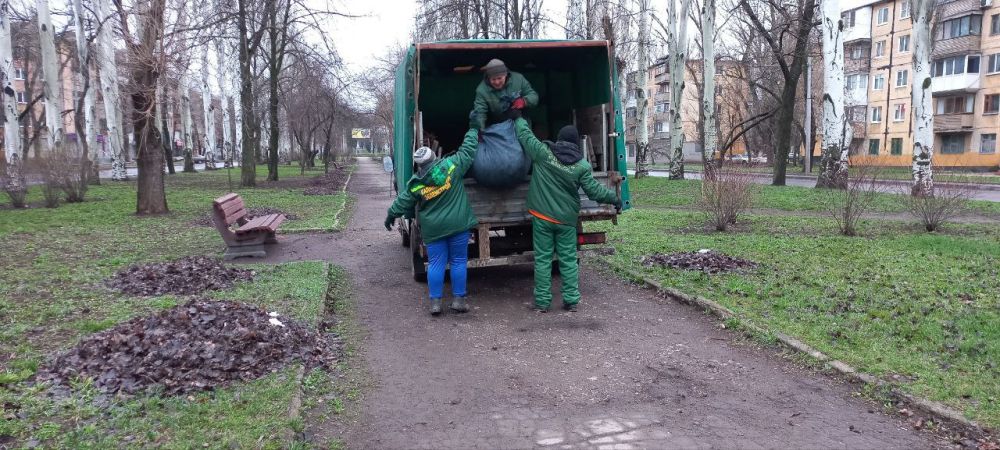 Василий Ткачук: Муниципальным унитарным предприятием администрации г. Донецка "Зеленого строительства Калининского района г. Донецка" продолжается уборка листвы на разделительной полосе по бульвару Шахтостроителей