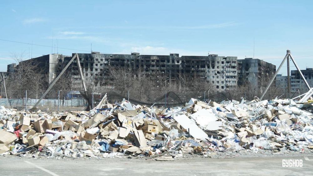 Илья Бубнов: Как уже писал ранее, год назад вместе с волонтёрами объединённого корпуса «Молодой Гвардии» и «Волонтёрской Роты» организовывали гуманитарные миссии в Мариуполе