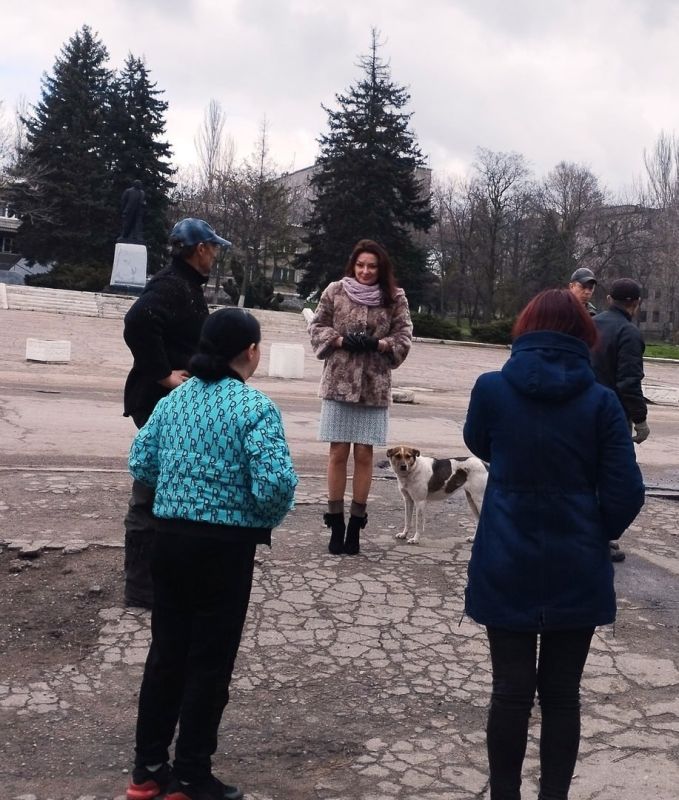 04.04.2023 года управляющий делами администрации города Юнокоммунаровска Калениченко Оксана Евгениевна провела сход граждан на площади им. В.И