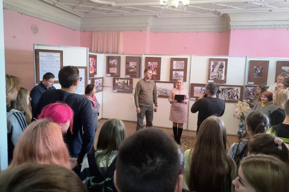 В рамках рабочего визита в Шахтерск глава администрации города Александр Шатов совместно с Министром молодежной политики ДНР Кириллом Макаровым приняли участие в открытии выставки «Карандашом, пером, кистью»