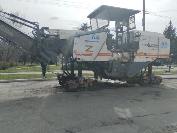 В городе Юнокоммунаровске по улице Ильича начаты работы по ремонту асфальтобетонного покрытия