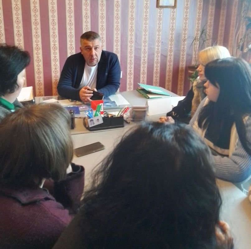 Дмитрий Лысенко: Сегодня, 6 апреля, глава Пелагеевской поселковой администрации Роман Грицай провел встречу с коллективом МУК «Клуб имени Кирова поселка Пелагеевка города Тореза»