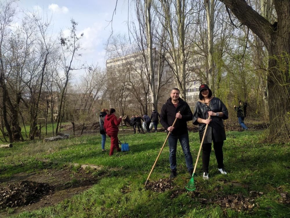 Василий Ткачук: Сделаем мир чище!. Республиканский субботник в Калининском районе г. Донецка, состоялся несмотря на...