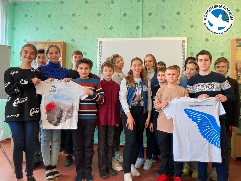 Активисты регионального отделения ВОД «Волонтеры Победы» ДНР во главе с руководителем Ириной Макаренко посетили Муниципальное общеобразовательное бюджетное учреждение «Шахтрская основная школа №11»