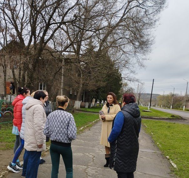 12.04.2023 года, согласно утвержденному плану-графику, с управляющим делами администрации города Юнокоммунаровска Калениченко Оксаной Евгениевной состоялись сходы граждан по ул. Ильича, д. 10 и ул. Ильича, 2