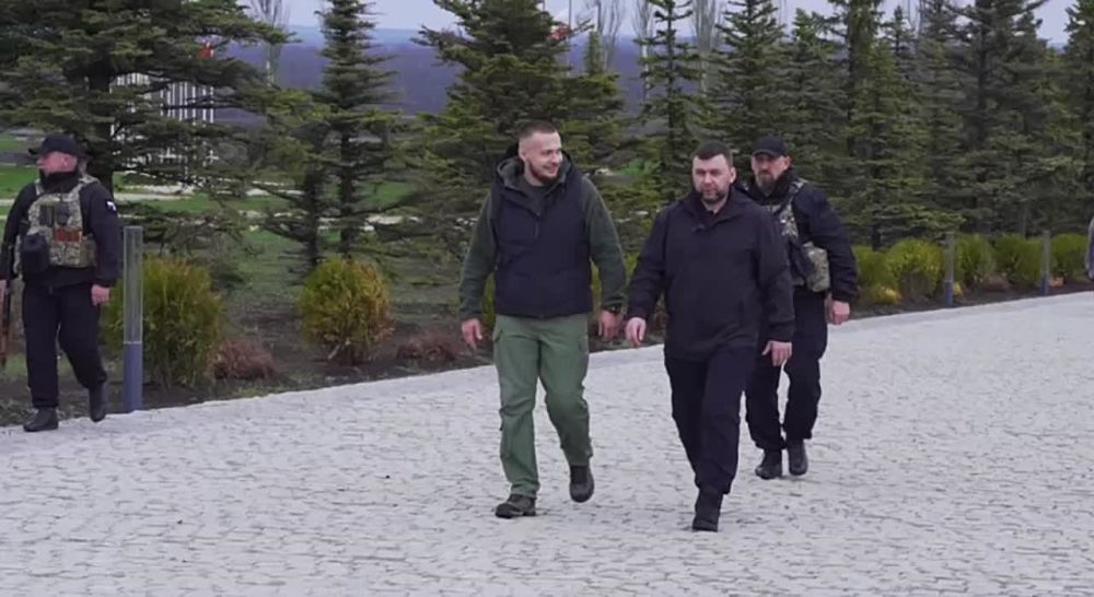 ДНР. Вчера врио главы Республики Денис Пушилин лично провел экскурсию для участников молодежных движений по мемориальному комплексу Саур-Могила. Мероприятие прошло в рамках акции «Прогулка со Знанием» Российского общества «Знание»