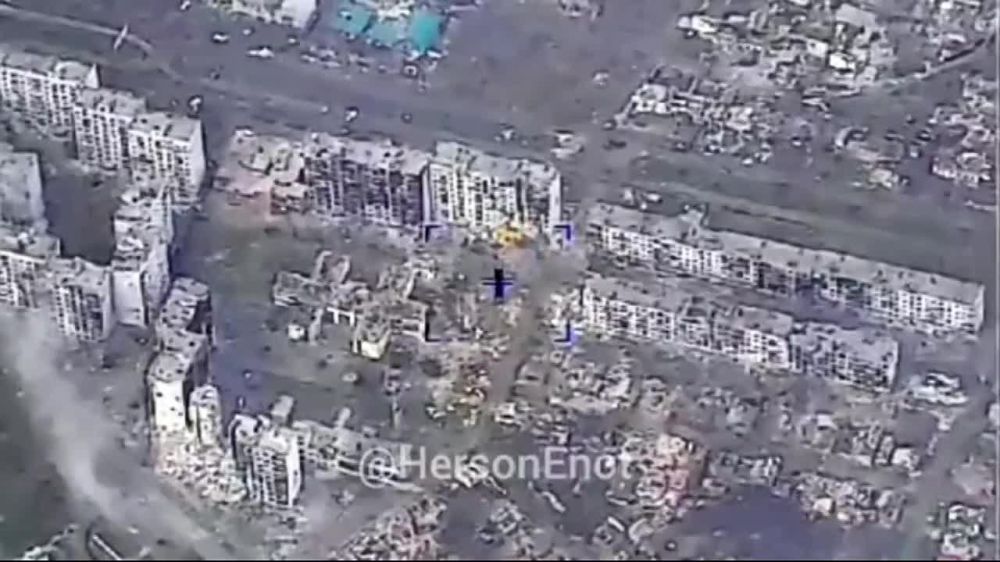 Юрий Котенок: Кадры из Бахмута — группа украинских боевиков заходит в переоборудованную под укреп многоэтажку, в которую тут же начинает прилетать от русской артиллерии