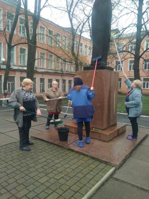Василий Ткачук: В рамках долгосрочного проекта «Эхо времен» в Калининском районе г. Донецка состоялась акция «Чистый обелиск»