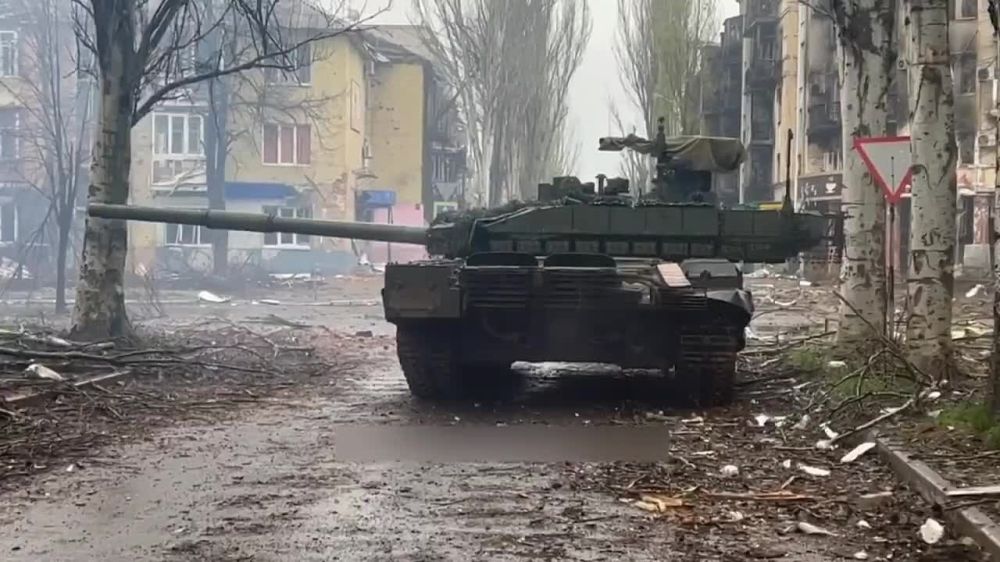 Виталий Киселев: Кадры боевой работы нашего Т-90М «Прорыв» на одной из улиц Артёмовска