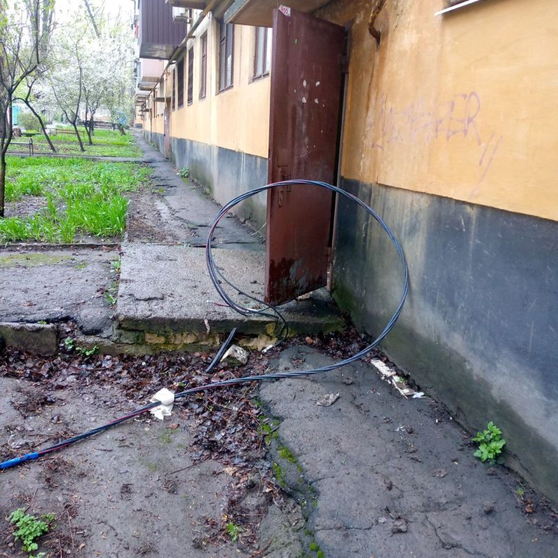 Василий Ткачук: В одном из Telegram-каналов Калининского района г. Донецка, прочёл жалобу жительницы о том, что по бульвару Шевченко, 101 высоковольтный провод висит на деревьях