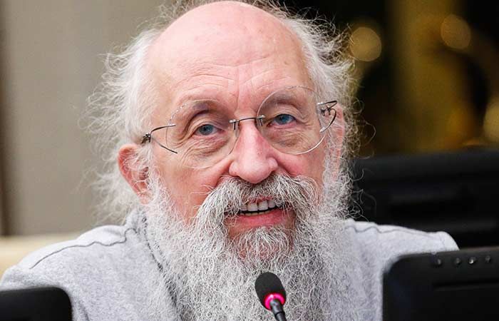 Депутат Госдумы Анатолий Вассерман подготовил законопроект, согласно которому граждане, хранящие наличные в рублях и валюте в сумме свыше 1 млн руб., должны сообщить об этом налоговикам, а также объяснить происхождение средств