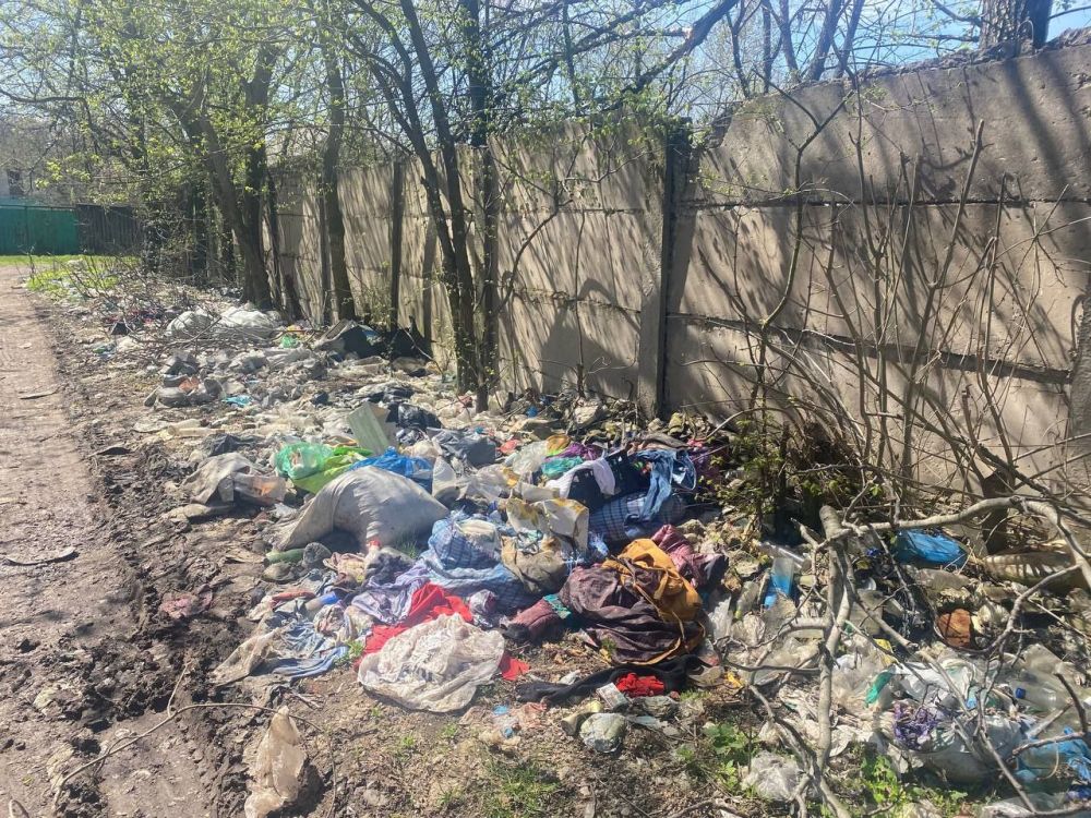 Василий Ткачук: 17.04.2023 администрацией Калининского района г. Донецка совместно с привлечением специализированной техники г. Москва РФ оказано содействие в вывозе твердых бытовых и крупногабаритных отходов вдоль лесопосадки на пос. Шахтостроитель