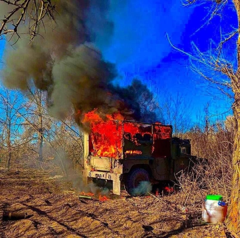 Юрий Котенок: Северское направление — "Хамви", пылающий после удара российского беспилотника