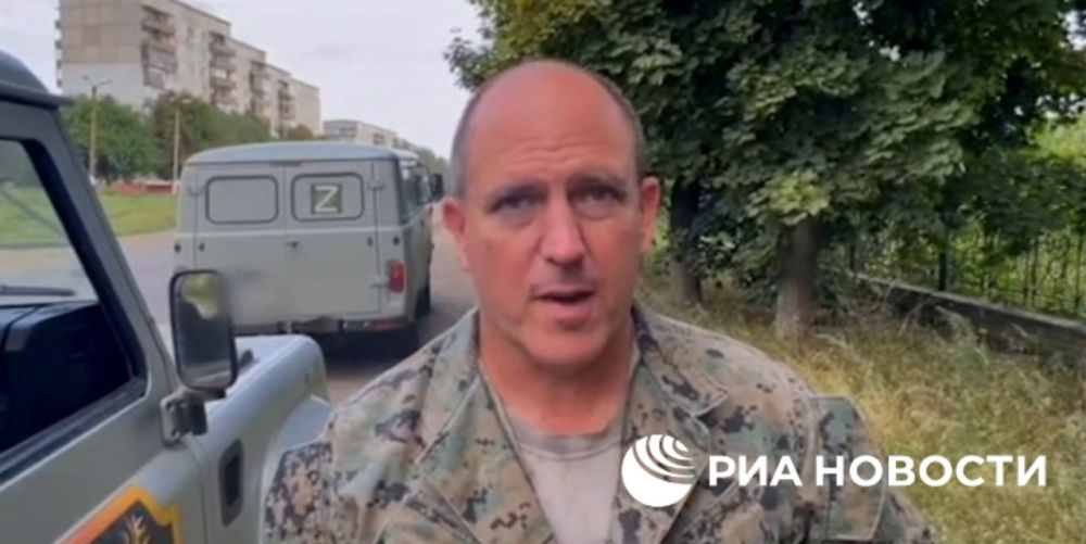 Неизвестный набросился с кулаками на американского журналиста Джона Дугана в метро в Москве, силовики проводят проверку, рассказал РИА Новости источник