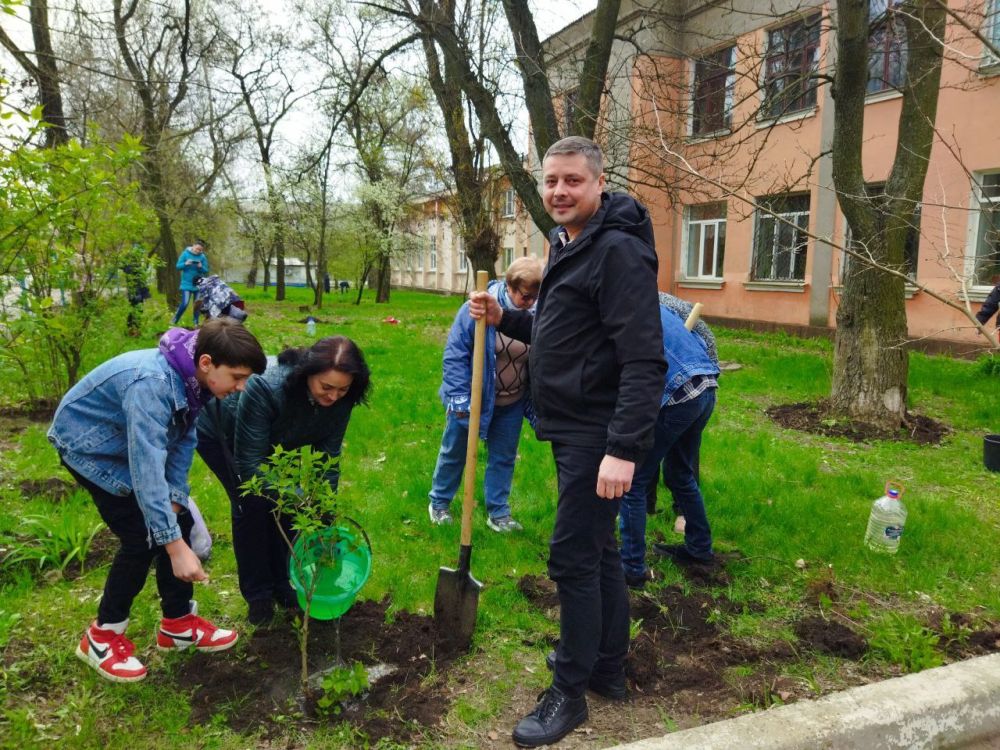 Василий Ткачук: Сегодня, совместно с воспитанниками школы, родителями и педагогами МБОУ "Школа 10 г.Донецка" высадили аллею Памяти героям-участникам Великой Отечественной войны, которая станет частичкой общего «Сада памяти»