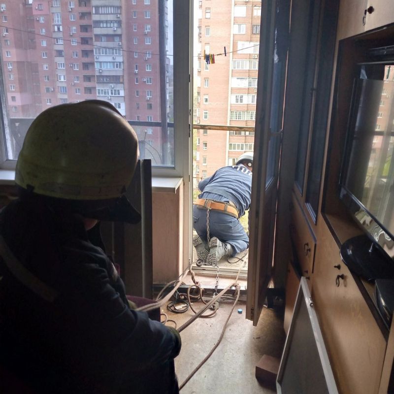 Василий Ткачук: Из-за погодных условий по проспекту Ильича, дом 28 частично обвалился балкон, сотрудникам МЧС ДНР произведён разбор обломков поврежденного балкона