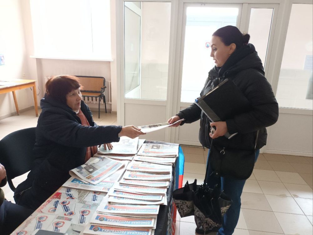 Василий Ткачук: Активисты местного отделения Общественного Движения «Донецкая Республика» в Калининском районе города Донецка, каждый понедельник, среда и пятница с 09:00 до 11:00 проводят раздачу газеты в здании администрации Калининского района Донецка