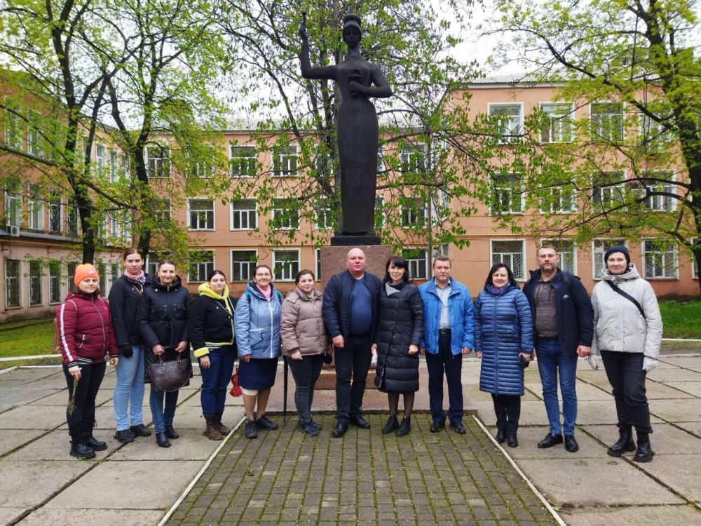 Василий Ткачук: Сегодня, 21 апреля, актив администрации Калининского района принял участие в высадке деревьев на территории Донецкого национального медицинского университета им. М