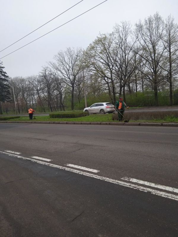 Василий Ткачук: Муниципальное унитарное предприятие администрации г. Донецка "Зеленого строительства Калининского района" ведут работы по покосу травы по проспекту Ильича