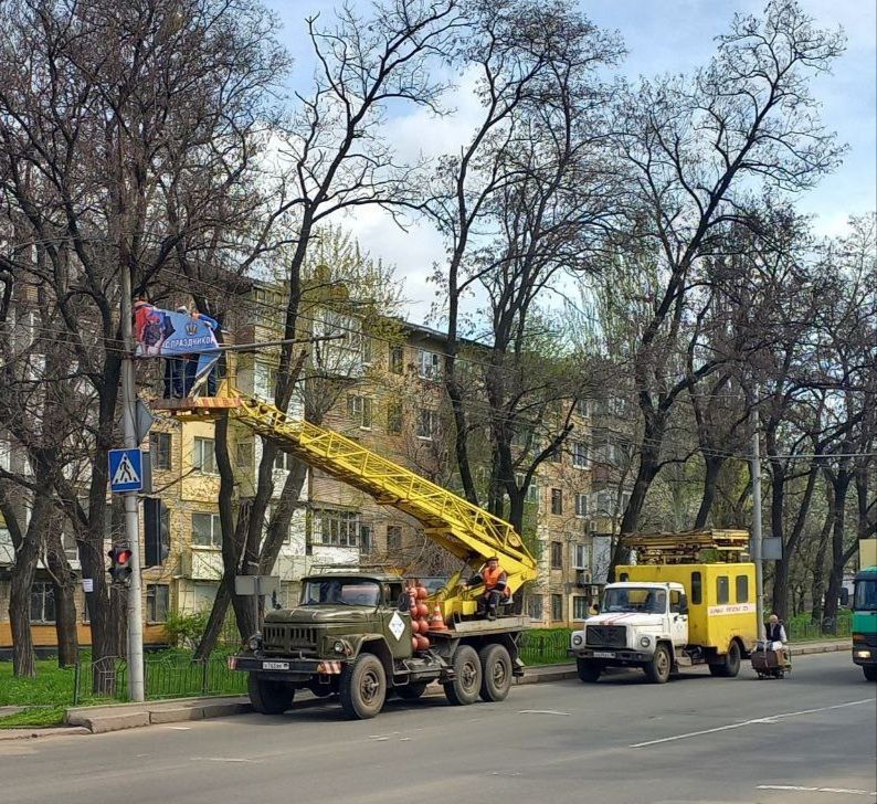 Василий Ткачук: В Калининском районе г.Донецка МУП АГД "ДОНЕЦКГОРСВЕТ" ведутся работы по украшению пр-та Ильича праздничной атрибутикой
