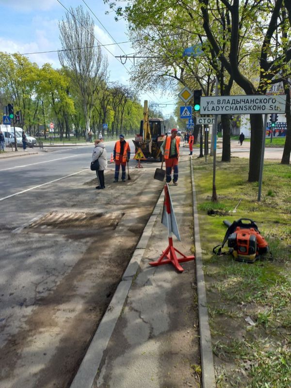 Василий Ткачук: Силами работников предприятия "Дорожно ремонтно-строительное управление" начаты работы по текущему ремонту асфальтового покрытия автодороги по проспекту Ильича