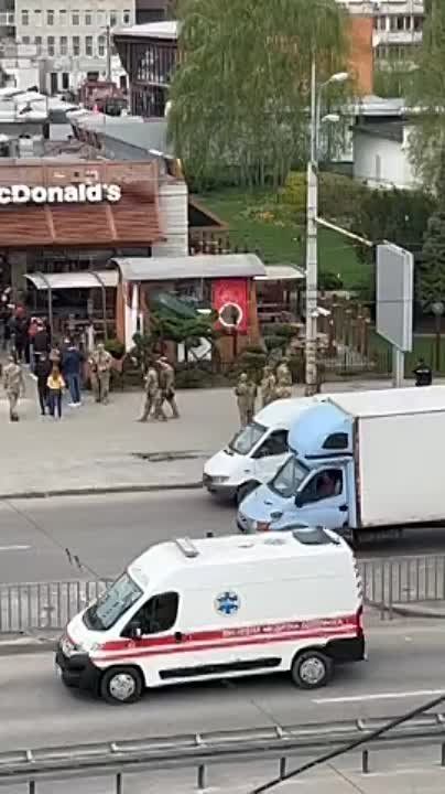 Виталий Киселев: В Днепропетровском МакДональдсе акция в честь открытия: раздают бесплатные путевки в Артёмовск