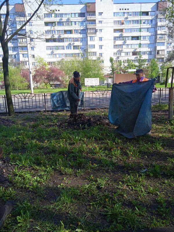 Василий Ткачук: МУП АГД "ЗЕЛЕНСТРОЙ КАЛИНИНСКОГО РАЙОНА" ведутся работы по наведению чистоты и порядка вдоль проспекта Ильича