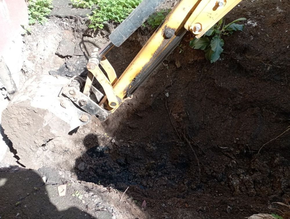 Василий Ткачук: МУП АГД "УК Калининского района г. Донецка" по ул.Черниговская, д. 5, около 2 подъезда, приступили к разрытию траншеи для замены труб канализации от дома до колодца