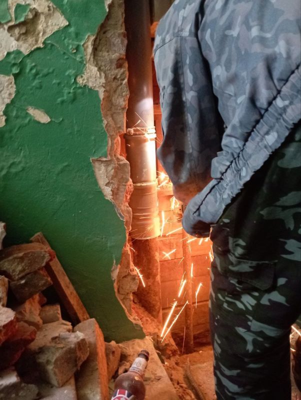 Василий Ткачук: МУП АГД "УК Калининского района г. Донецка" по проспекту Павших Коммунаров, д. 75, кв. 39,36, приступили к замене стояка холодной воды на пластик с выходом в подвал