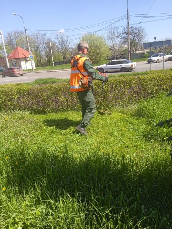 Василий Ткачук: МУП АГД "Управляющая компания Калининского района г.Донецка" приступила к покосу сорных и карантинных трав на территории многоквартирного жилого фонда по проспекту Ильича и бульвару Шевченко