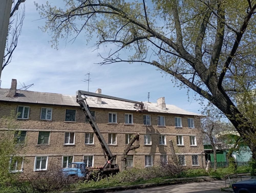 Василий Ткачук: Муниципальным унитарным предприятием администрации г. Донецка "Управляющая компания Калининского района г. Донецка" ведутся работы по ремонту кровли по проекту Павших Коммунаров, д. 80