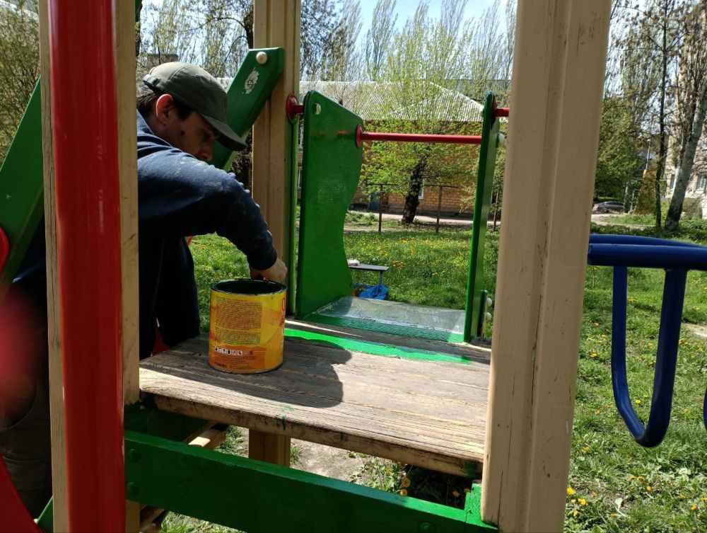 Василий Ткачук: Муниципальным унитарным предприятием администрации г. Донецка "Управляющая компания Калининского района г. Донецка" выполнены работы по покраске детского игрового оборудования по улице Краснодонская, 64