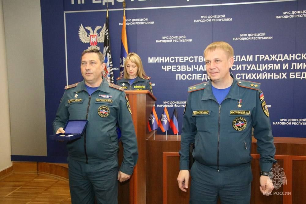 Свыше 1 тыс. 300 сотрудников МЧС ДНР получили ведомственные награды по случаю празднования Дня пожарной охраны