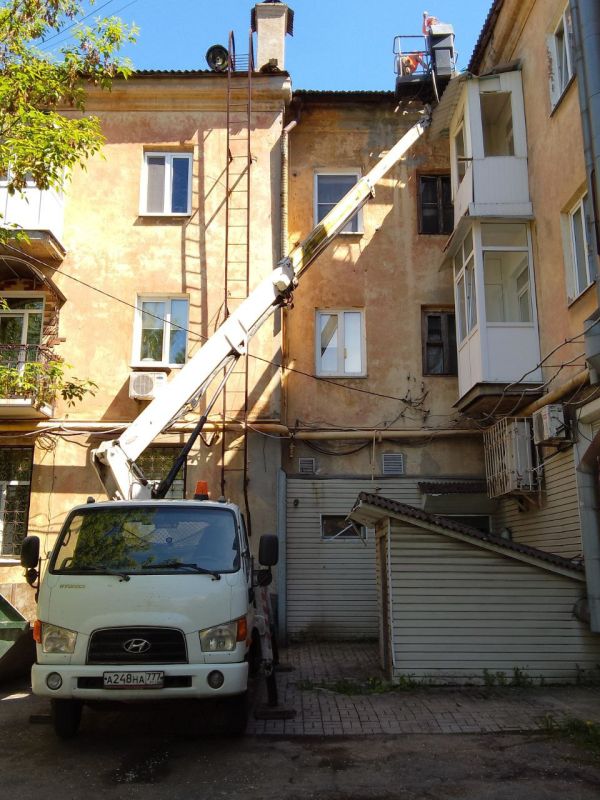 Василий Ткачук: Подрядчик ( г.Москва) приступил к ремонту кровли жилого многоквартирного дома № 6 по улице Восточная, а также кровли жилого многоквартирного дома № 66 по проспекту Ильича, повреждённой в результате артобстрела