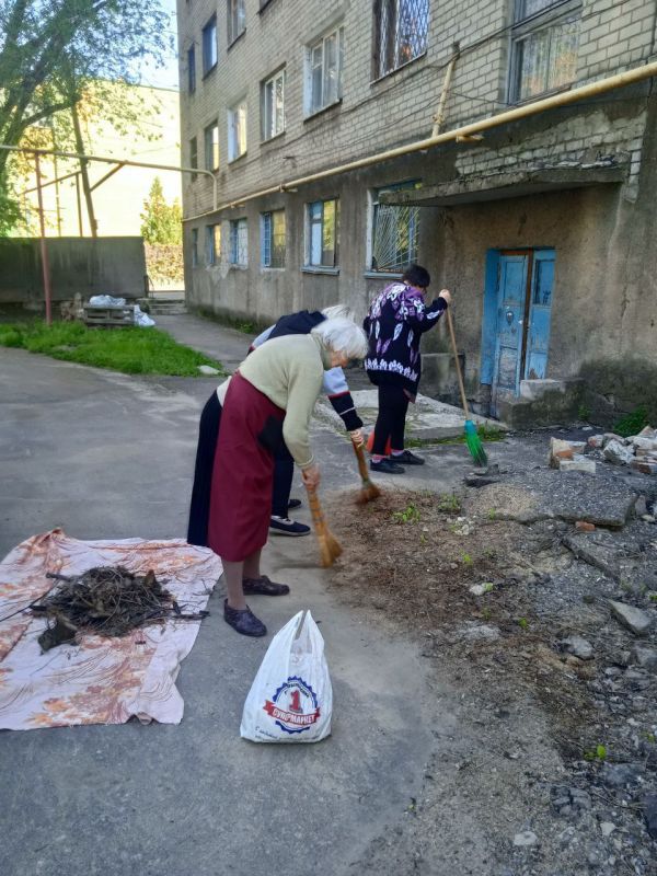 Василий Ткачук: В рамках проведения акции «Чистый четверг» силами предприятий, учреждений, организаций Калининского района г. Донецка организована уборка и наведение чистоты в районе