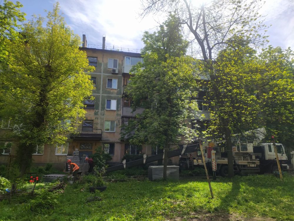 Василий Ткачук: Подрядчик ( г.Москва) приступил к ремонту кровли жилого многоквартирного дома № 80 по улице Краснофлотская, повреждённой в результате артобстрела